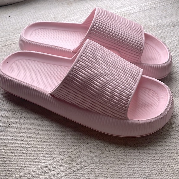 Women’s size 9 platform slides - Picture 1 of 4